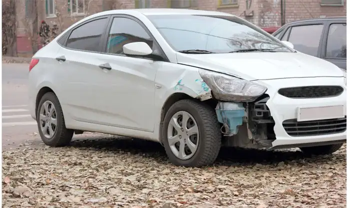 Weiße Limousine mit Motorschaden in Wiehl
